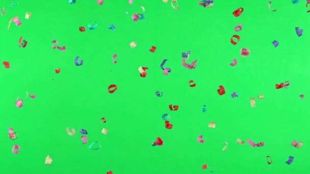 Super Slow Motion Flygande Färgade Konfetti Isolerad Grön Bakgrund Inspelning — Stockvideo
