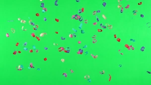 Σούπερ Αργή Κίνηση Των Ιπτάμενων Χρωματιστά Κομφετί Απομονώνονται Πράσινο Φόντο — Αρχείο Βίντεο