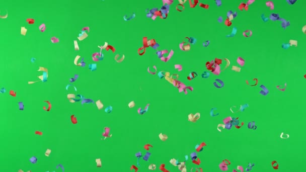 Σούπερ Αργή Κίνηση Των Ιπτάμενων Χρωματιστά Κομφετί Απομονώνονται Πράσινο Φόντο — Αρχείο Βίντεο