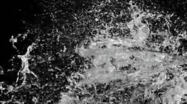 Siyah zemin üzerinde izole edilmiş süper yavaş su sıçramaları. Yüksek hızlı sinema kamerasıyla çekildi, 1000fps. Hız rampası etkisi.