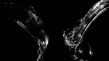 Siyah zemin üzerinde izole edilmiş süper yavaş su sıçramaları. Yüksek hızlı sinema kamerası, 1000fps.