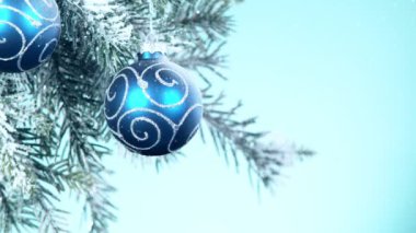 Yılbaşı süsüsüyle yağan karın süper yavaş çekimi. Yüksek hızlı sinema kamerası, 1000 fps..