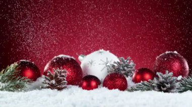 Yılbaşı süsüsüyle yağan karın süper yavaş çekimi. Yüksek hızlı sinema kamerası, 1000 fps..