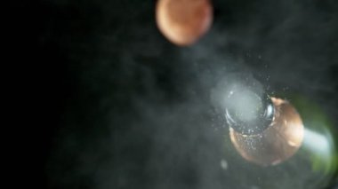 Şampanya patlamasının çok yavaş bir çekimi, şampanya şişesinin yakın plan açılışı. Yüksek hızlı sinema kamerası, 1000fps