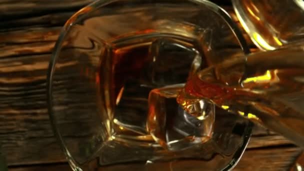 Mișcarea Foarte Lentă Turnare Whisky Ului Sau Rom Mișcare Camerei — Videoclip de stoc