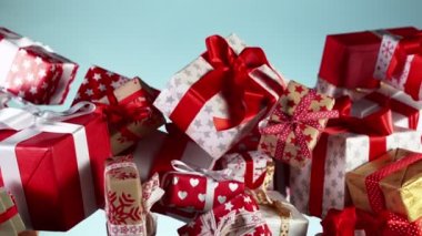 Renkli arka planda izole edilmiş süper yavaş uçan hediyeler. Yüksek hızlı sinema kamerası, 1000 fps..