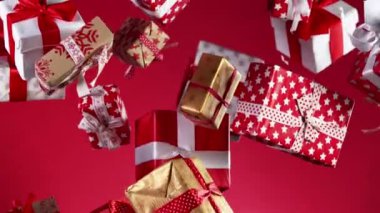 Renkli arka planda izole edilmiş süper yavaş uçan hediyeler. Yüksek hızlı sinema kamerası, 1000 fps. Hız rampası etkisi.