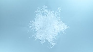 Mavi arka planda su sıçratmanın süper yavaş çekimi. Yüksek hızlı sinema kamerası, 1000 fps. Yüksek açı, stüdyo çekimi..