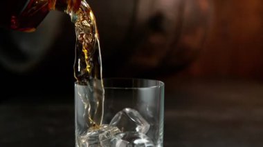 Viski içeceği ve kamera çekimleri çok yavaş ilerliyor. Yüksek hızlı sinema kamerası, 1000 fps..