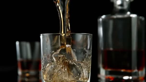 Super Cámara Lenta Beber Whisky Movimiento Cámara Filmado Con Una — Vídeo de stock