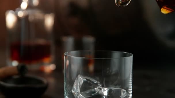Super Cámara Lenta Beber Whisky Movimiento Cámara Filmado Con Una — Vídeos de Stock