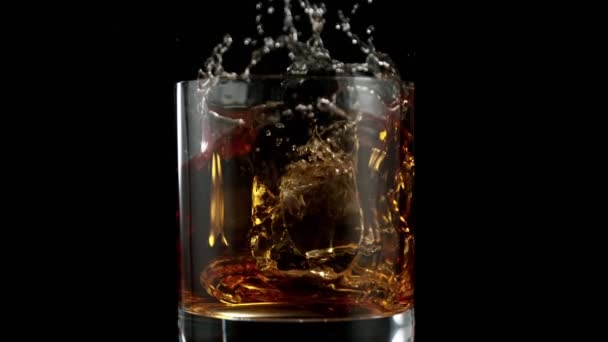 Super Langzame Beweging Van Vallende Ijsblokjes Whiskydrank Camerabeweging Gefilmd Hoge — Stockvideo