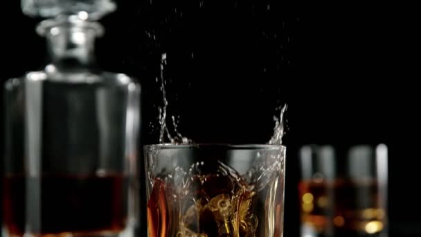 Super Mișcare Lentă Căderii Cubului Gheață Băutură Whisky Mișcare Camerei — Videoclip de stoc