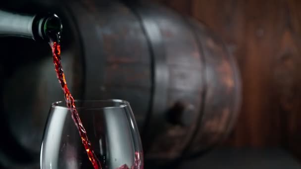 Super Langzame Beweging Van Het Gieten Van Rode Wijn Glas — Stockvideo