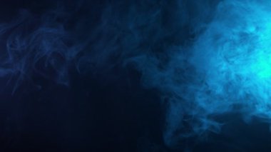 Neon ışıklarıyla vurgulanmış renkli duman dokusunun süper yavaş çekimi. Yüksek hızlı sinema kamerasıyla çekilmiş..