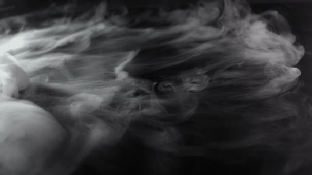 Movimento Super Lento Textura Fumaça Branca Isolada Fundo Preto Filmado — Vídeo de Stock