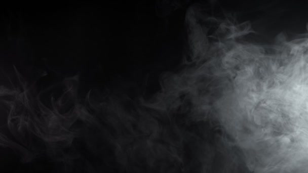 黒地に隔離された白い煙のテクスチャの超遅い動き 高速シネマカメラで撮影 — ストック動画