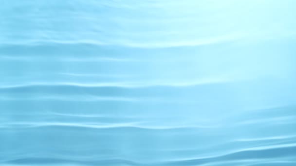 水面の超スローモーションを詳細に 1000 Fpsの高速シネマカメラで撮影しました 上から撮影されたプール内の水の質感 — ストック動画