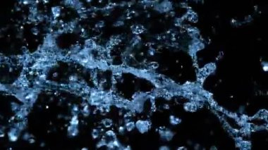 Siyah arka planda izole edilmiş çok yavaş su sıçratma hareketi. Yüksek hızlı sinema kamerasıyla çekildi, 1000fps. Hız rampası etkisi.