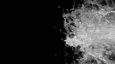 Siyah arka planda izole edilmiş çok yavaş su sıçratma hareketi. Yüksek hızlı sinema kamerası, 1000fps