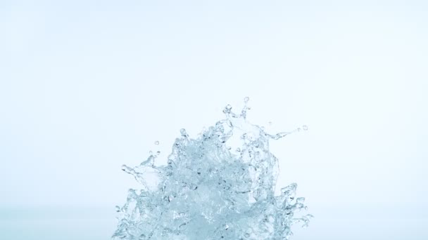 Сверхмедленное Движение Воды Выделенной Голубом Фоне Съемки Камеру Высокоскоростного Кино — стоковое видео