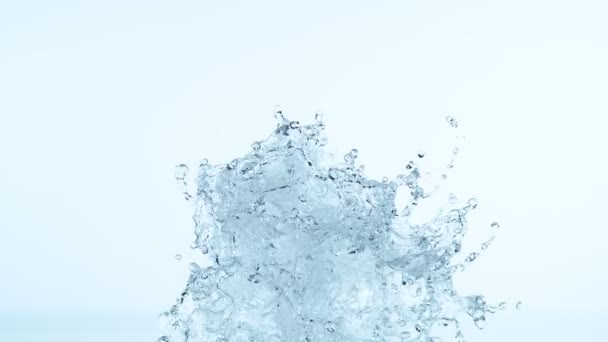 Super Langzame Beweging Van Spetterend Water Geïsoleerd Blauwe Achtergrond Gefilmd — Stockvideo