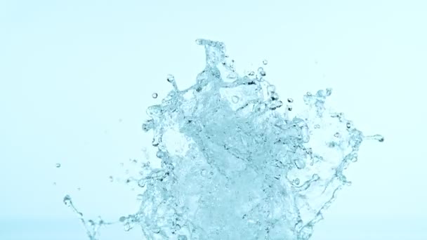 Сверхмедленное Движение Воды Выделенной Голубом Фоне Съемки Камеру Высокоскоростного Кино — стоковое видео