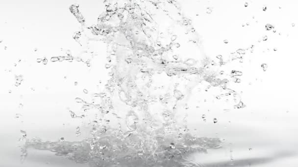 Супер Повільний Рух Бризок Води Ізольовано Білому Тлі Знімався Високошвидкісній — стокове відео