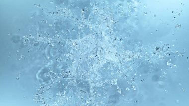 Yumuşak mavi arka planda su sıçraması. Havada patlayan suyun dondurucu hareketi.