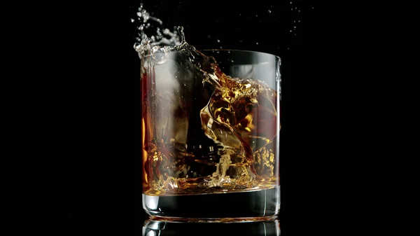 Whisky Ins Glas Gießen Dunkler Hintergrund — Stockfoto