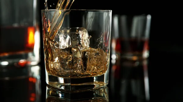 Häll Whisky Glas Mörk Bakgrund — Stockfoto