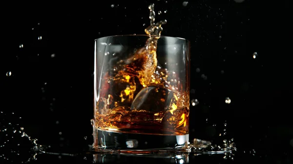 Versare Whisky Nel Bicchiere Sfondo Scuro — Foto Stock