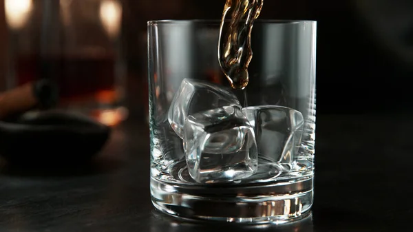 Nalévání Whisky Skla Tmavé Pozadí — Stock fotografie