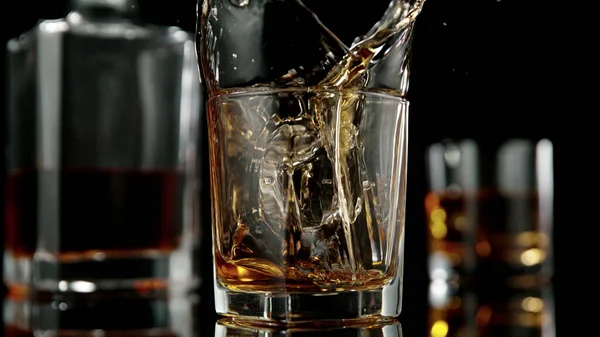 Whisky Glas Gieten Donkere Achtergrond — Stockfoto