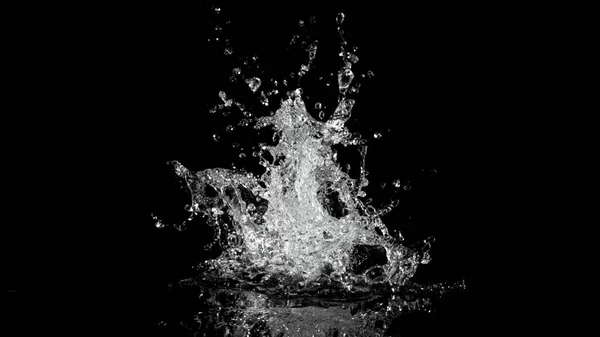 黒い背景に孤立した水のスプラッシュ 空気中の水の爆発の動きを凍結する — ストック写真