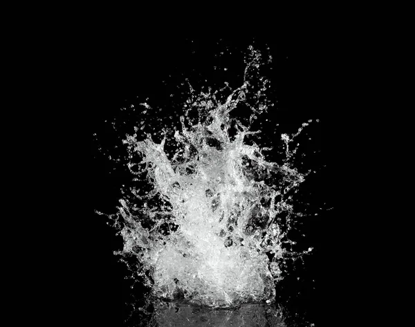 Вода Брызги Изолированы Черном Фоне Замораживание Движения Взрывающейся Воды Воздухе — стоковое фото