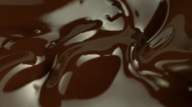 Erimiş çikolatayı karıştırmanın Süper Yavaş Hareketi. Yüksek Hız Sinema Kamerası, 1000fps. 