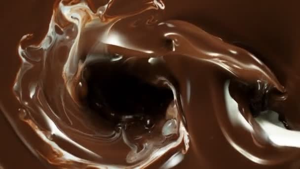 Super Zeitlupe Von Milch Die Heiße Geschmolzene Schokolade Gegossen Wird — Stockvideo