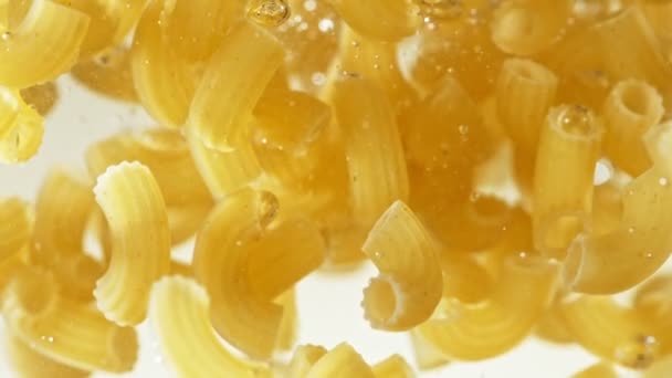 Super Slow Motion Flying Italian Pasta Pipe Rigate Water Filmed — Αρχείο Βίντεο