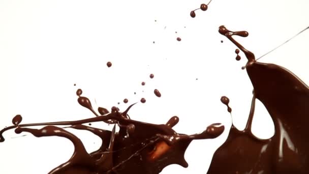 Szuper Lassú Mozgása Olvadt Csokoládé Fröccsenő Hullámok Formák Elszigetelve Fehér — Stock videók