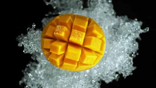 Super Langzame Beweging Van Mango Met Waterspatten Gefilmd Hoge Snelheid — Stockvideo