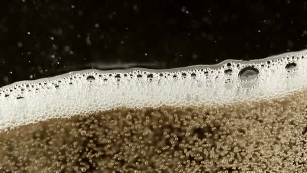 Сверхмедленное Движение Пузырьков Шампанского Текстура Пены Изолированный Золотом Фоне Снято — стоковое видео