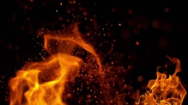 Kara Arkaplanda Kıvılcımlar Olan Çok Yavaş Ateş Hareketi. Yüksek Hız Sinema Kamerası, 1000fps.