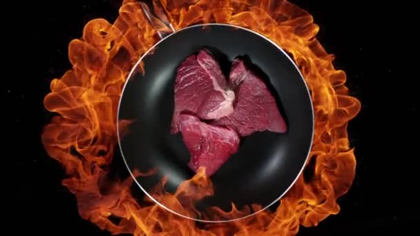 中華鍋に牛ステーキを転がし 黒地に火を吹くという超スローモーション 1000 Fpsの高速シネマカメラで撮影しました 速度ランプ効果 — ストック動画