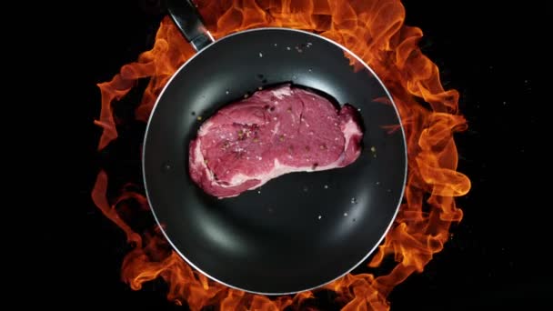 Super Câmera Lenta Bife Carne Caindo Panela Wok Explosão Fogo — Vídeo de Stock