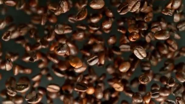 Siyah Arka Planda Kahve Çekirdeklerini Döndürmek Için Süper Yavaş Çekim — Stok video