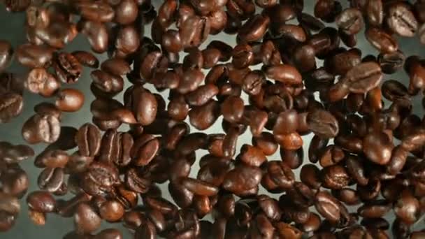 Siyah Arka Planda Kahve Çekirdeklerini Döndürmek Için Süper Yavaş Çekim — Stok video