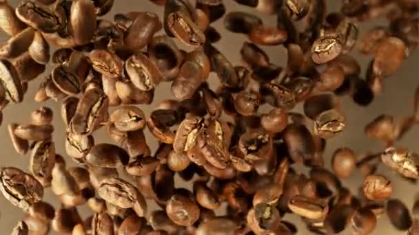 Super Zeitlupe Rotierender Kaffeebohnen Auf Schwarzem Hintergrund Gefilmt Mit High — Stockvideo