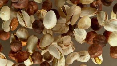 Fındıkları havada döndürmek için süper yavaş çekim. Yüksek hızlı sinema kamerası, 1000 fps, yüksek hızlı sinüs botuna yerleştirilmiş..