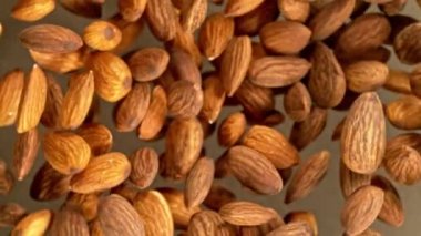 Bademleri havada döndürmek için süper yavaş çekim. Yüksek hızlı sinema kamerası, 1000 fps, yüksek hızlı sinüs botuna yerleştirilmiş..